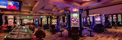 Ilustrasi permainan sportsbook dan slot online surat4d